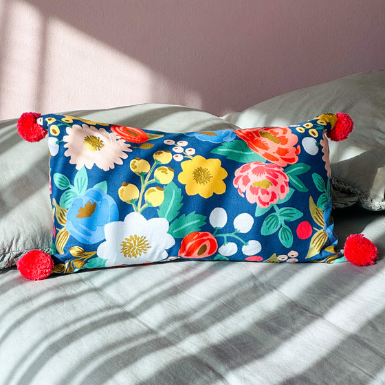 Cojín Pompones Vintage Blossom Blue 30x50 cms - 100% lona