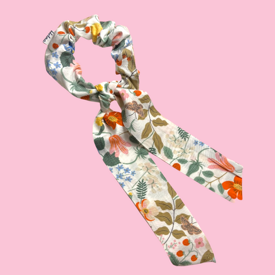 Scrunchie con lazo Strawberry Fields Crema